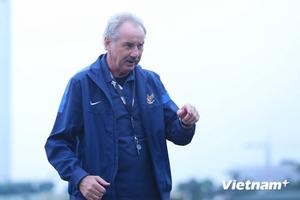 HLV Alfred Riedl: Lên báo mỗi ngày làm U19 Việt Nam phát điên