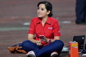 Nhan sắc nữ phóng viên Indonesia 'gây sốt' ở AFF Cup