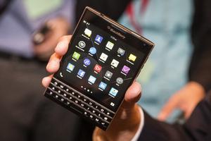 BlackBerry vung tiền chèo kéo người dùng iPhone từ bỏ Apple