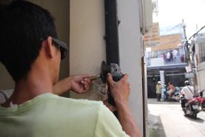 Trộm đột nhập ngân hàng cuỗm két sắt