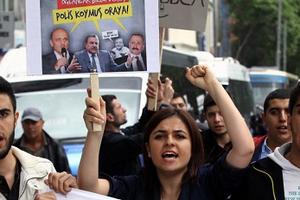 Biểu tình phản đối lệnh cấm báo chí viết về tham nhũng ở Thổ Nhĩ Kỳ