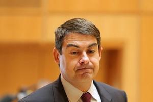 Bị kết án 18 tháng tù treo vì tham nhũng