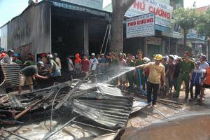 Lửa thiêu rụi nhà dân, nhân viên ngân hàng ôm giấy tờ chạy toán loạn