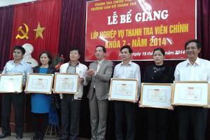 Bế giảng lớp thanh tra viên chính khóa 7/2014