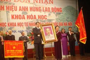 Đón nhận danh hiệu Anh hùng Lao động