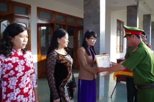 Khen thưởng vì bồi dưỡng nhiều chiến sĩ thi đậu ĐH, cao đẳng