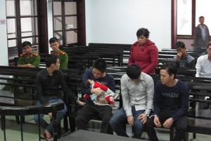 Bị cáo ôm con 3 tháng tuổi khóc tại tòa