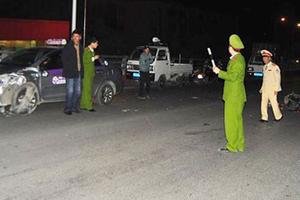 Đấu đầu taxi trong đêm, nam thanh niên văng xa bất tỉnh