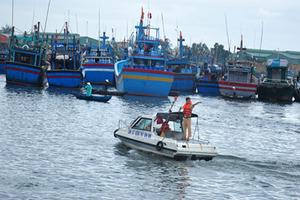 Miền Trung kêu gọi 140.000 người trên biển tránh bão Hagupit
