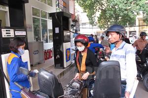 Từ 15 giờ, Petrolimex giảm giá xăng Ron 92 thêm 2.050 đồng/lít