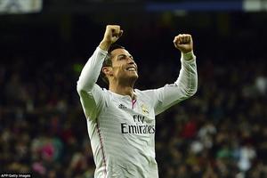 Premier League liên tục nhận cú sốc, Ronaldo lập hat-trick