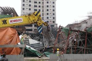 80 tấn bê tông tươi đổ sập, 9 công nhân chết hụt trong gang tấc