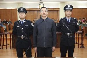 Phạt tù chung thân cựu quan chức vì tham nhũng