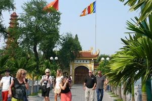 “Cứu” khách Nga là tự cứu mình