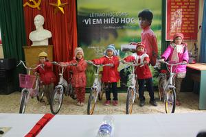 Viettel trao học bổng cho học sinh xã Chí Viễn