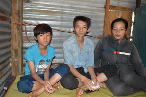 3 người con viết đơn tố cáo bị cha đẻ bạo hành
