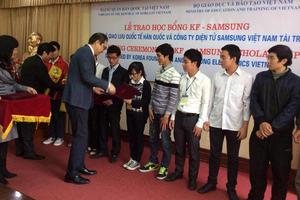 Gần 400 suất học bổng cho học sinh nghèo vượt khó
