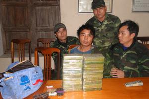 Bắt đối tượng vận chuyển 20 bánh heroin 
