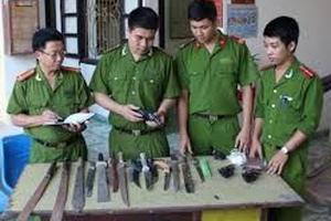 Thu hồi 2 quả lựu đạn và 45 kíp nổ 