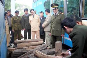 Bắt giữ xe khách vận chuyển nhiều hàng lậu