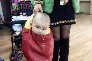 Cư dân mạng phẫn nộ trước cảnh mẹ nhét con vào túi