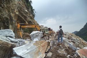“Hỗn loạn” khai thác khoáng sản