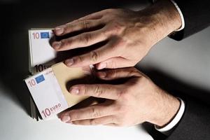 1/4 giám đốc bán hàng ở Pháp có hành vi hối lộ