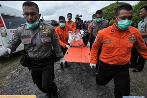 Vụ máy bay QZ8501: Nỗ lực tìm kiếm nạn nhân bất chấp thời tiết xấu
