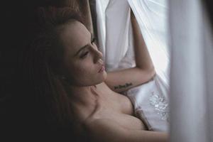 Mẫu nude Việt: Từng bị rượt đuổi khi chụp ngoài trời