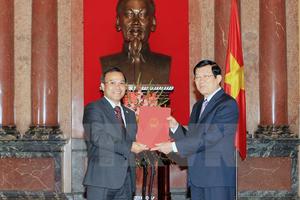 Chủ tịch nước trao quyết định phong hàm cho các Đại sứ