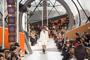 Những bí mật gây sốc phía sau tấm vé mời fashion week 