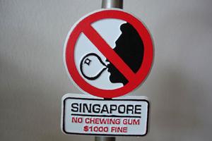 Những lệnh cấm “lạ” thời Lý Quang Diệu