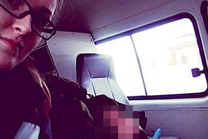 Nhân viên y tế gây phẫn nộ khi selfie bên bệnh nhân đang hấp hối