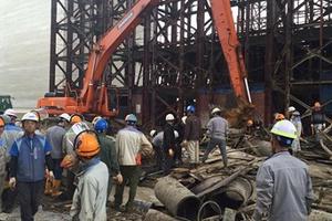 Khẩn trương cứu nạn vụ sập giàn giáo ở Hà Tĩnh