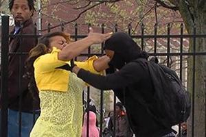 Bà mẹ nổi giận đánh đứa con trai tham gia bạo loạn ở Baltimore