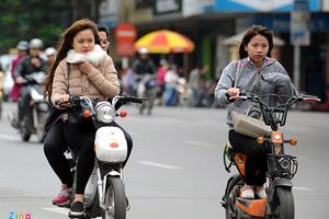 Người Hà Nội co ro trong ngày lạnh bất ngờ
