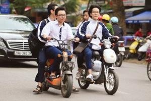 Hà Nội: Hạ hạnh kiểm học sinh không đội mũ bảo hiểm