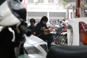 Hà Nội: Nạn buôn tiền lẻ “được mùa” hét giá