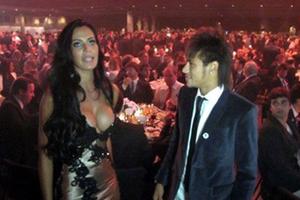 Neymar ngủ với cô bồ hoa hậu của Chủ tịch LĐBĐ Brazil?