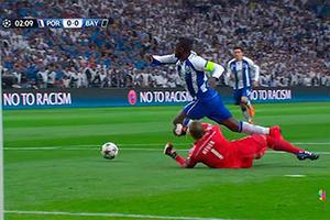 Tranh cãi dữ dội về án phạt của Manuel Neuer?