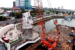 Đà Nẵng lắp đặt thành công tượng “Cá chép hóa rồng” nặng 200 tấn