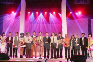 Mỹ Tâm đoạt giải Ca sỹ của năm tại đêm trao giải Cống hiến 2015