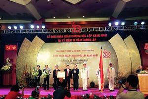 Vinataba đón nhận Huân chương Độc lập hạng Nhất