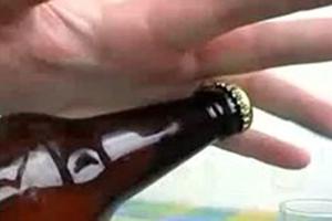 Dùng chai bia ném hỏng 5 chiếc răng đối thủ