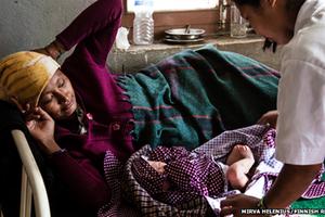 Bé sơ sinh chào đời kỳ diệu trong động đất Nepal