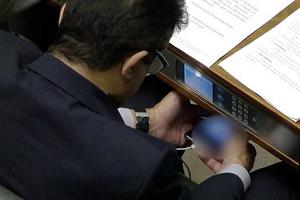 Thành viên Quốc hội Brazil xem phim khiêu dâm trong cuộc họp