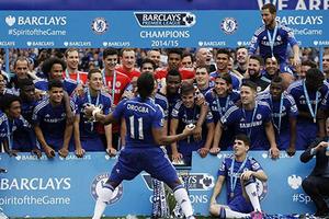 Chelsea đăng quang, Mourinho trao vương miện cho Drogba