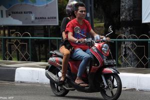 Cấm trai chưa vợ, gái chưa chồng đi chung xe máy