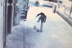 Phẫn nộ trước hình ảnh bé trai 3 tuổi liên tiếp bị giẫm đạp vào người