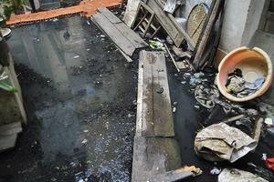 Tìm giải pháp cho “xóm nước cống”